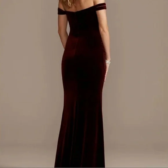Off The Shoulder Velvet Sheath Dress - Picture 5 of 11
